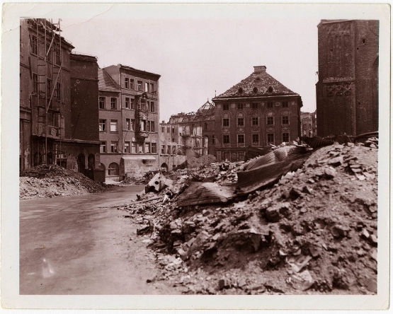 RAF Bombs Munich <br />(PM Tabloid, 1942)