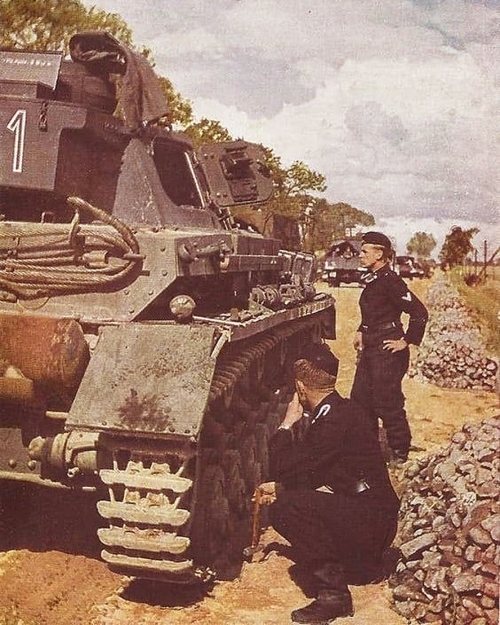 ''Tanks Spearhead Nazi Offensive'' <br />(PM Tabloid, 1942)